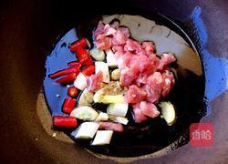 猪肉榛蘑炖土豆的做法图解5