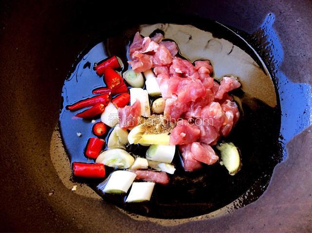 锅中加油烧热，放入猪肉和葱姜蒜、小红辣椒，加花椒粉炒出香味