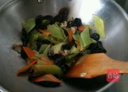 青笋木耳炒肉片的做法图解5