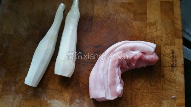 五花肉洗净，茭白去皮