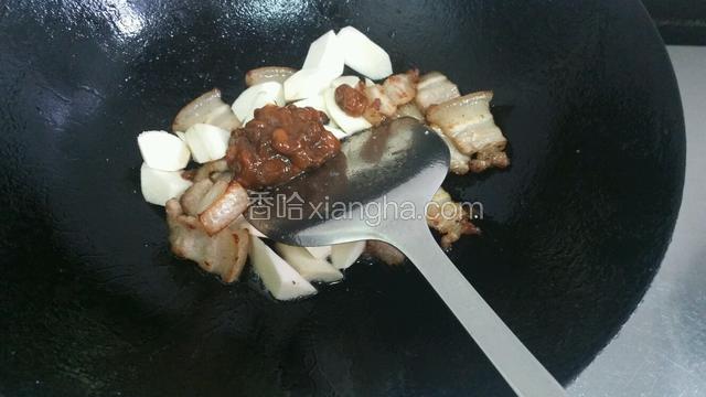 放入黄豆酱和酱油翻炒几下
