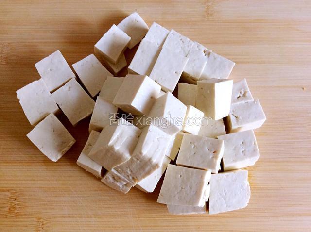 豆腐冲洗干净切块