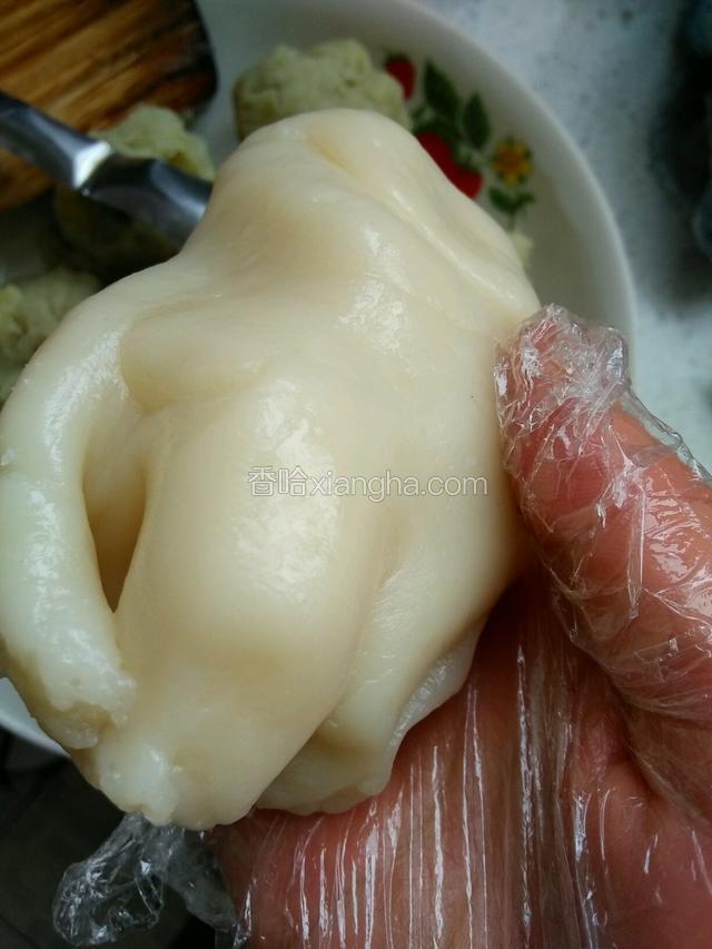 戴上一次性手套把面揉得光滑细腻