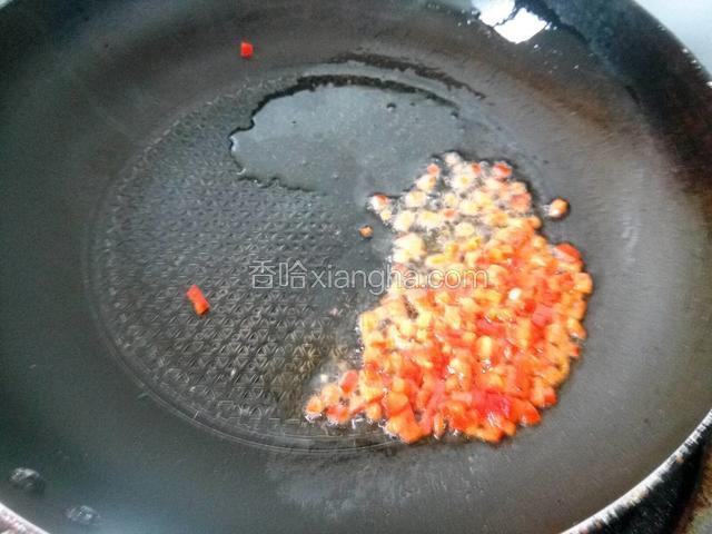 锅热油，爆香辣椒