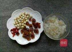 莲子银耳桂圆汤的做法图解1