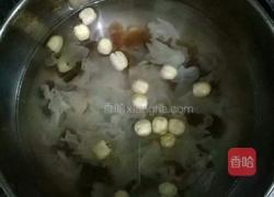 莲子银耳桂圆汤的做法图解2