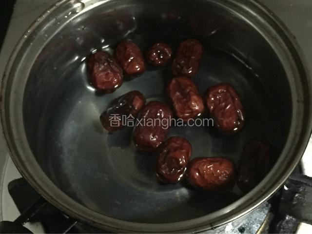 红枣加600ml水煮软烂（煮到300ml水左右）