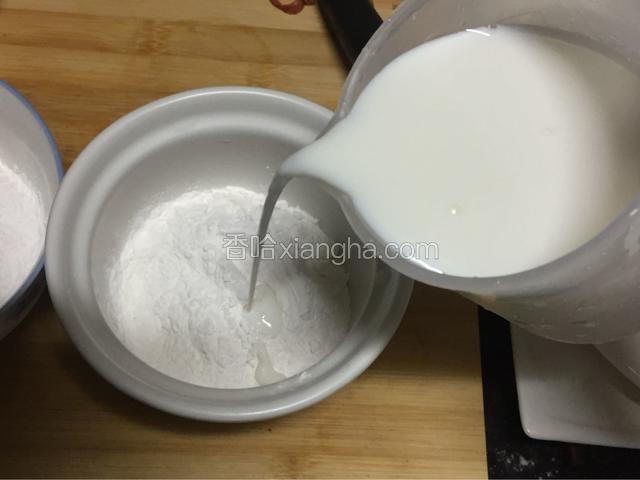 一份马蹄粉加入100ml水和300ml椰汁