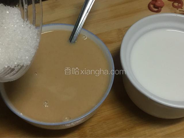 两碗马蹄汁加入50g砂糖搅拌均匀（也可以根据喜好的甜度调节）