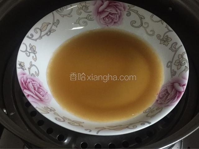 马蹄粉凝固加入椰汁马蹄汁（每种马蹄粉用水量不同，这个时候刚刚好观察凝固马蹄糕的软硬，如果太硬就加入少许水，马蹄糕太软了就加入少许马蹄粉再调制一下）