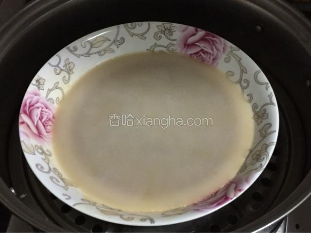 再倒入一层椰汁，蒸熟，依此类推