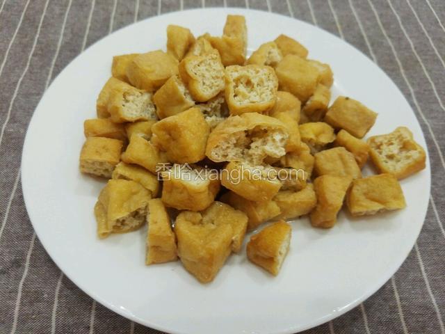 将油豆腐洗干净对半切开。