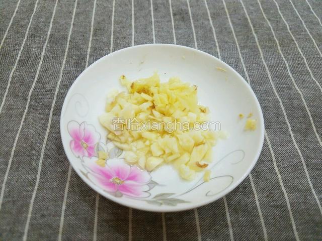 姜和大蒜切成末。