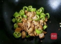 油豆腐炒青椒的做法图解7