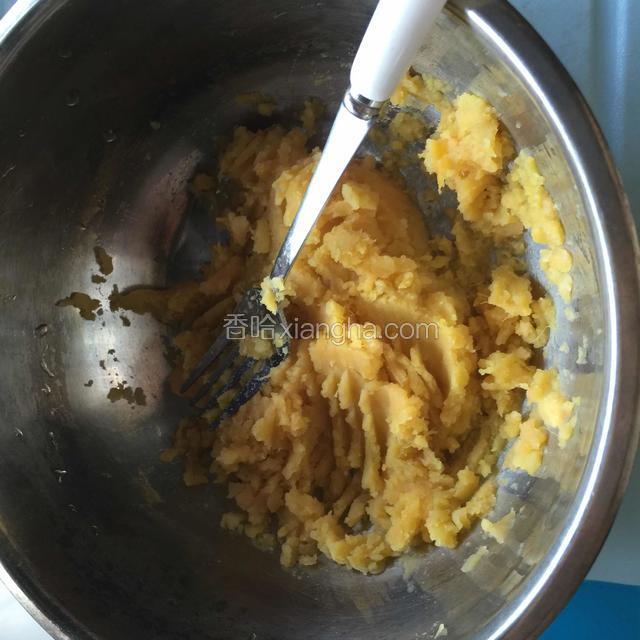 煮熟后的红薯放入碗里，用叉子压成泥