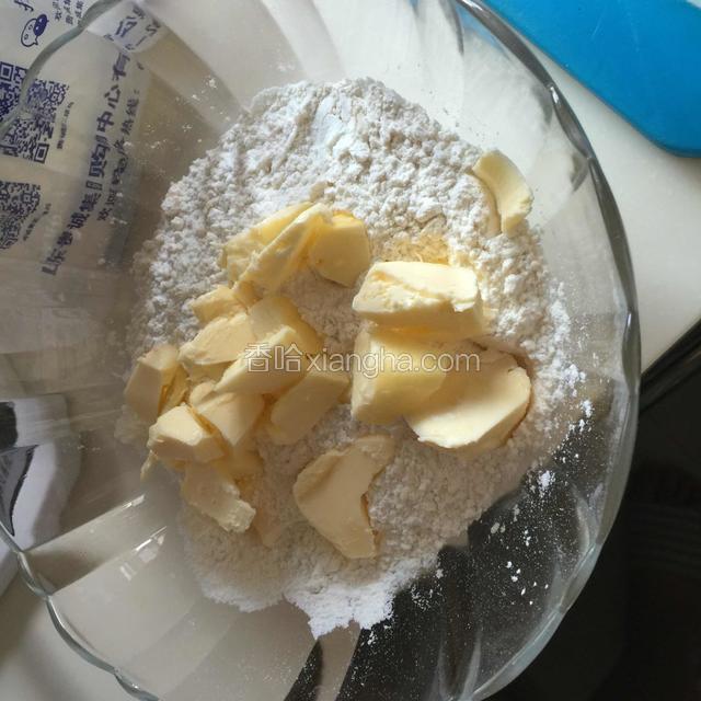 取一碗，放入低粉，放入切成小块的黄油（直接从冰箱取出的）