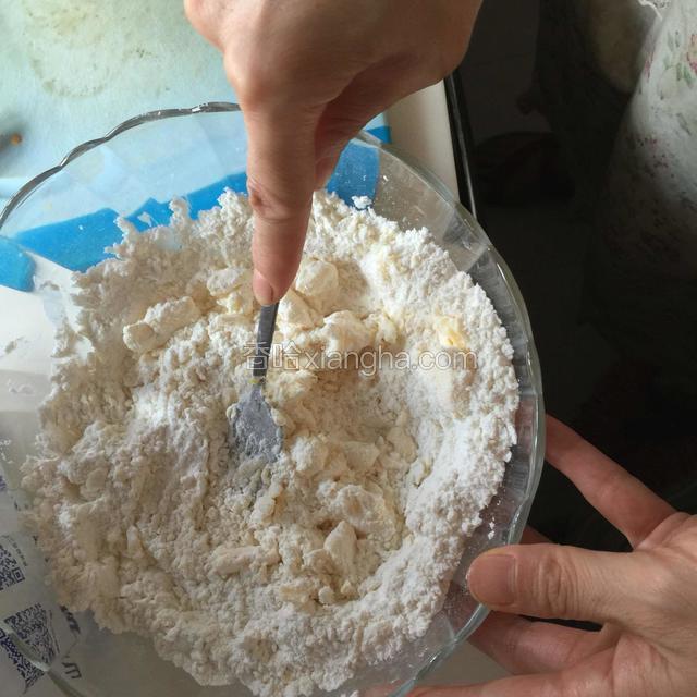 用叉子快速的混合，防止黄油融化