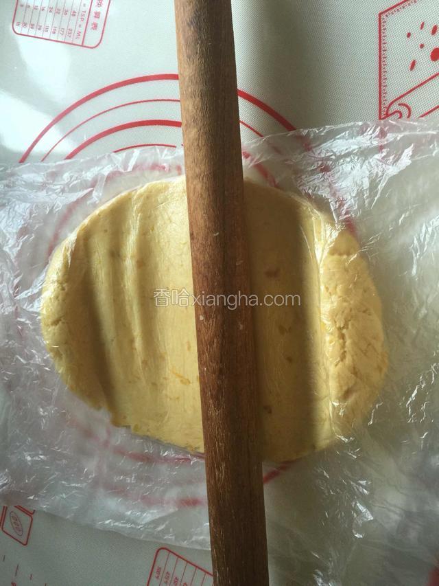 铺上保鲜膜放上面团，再盖一层保鲜膜，这样好擀开