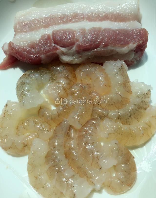 虾剥皮，去虾线，放入一勺料酒腌制十分钟，五花肉洗净备用
