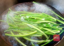 凉拌蒜苗丝的做法图解3