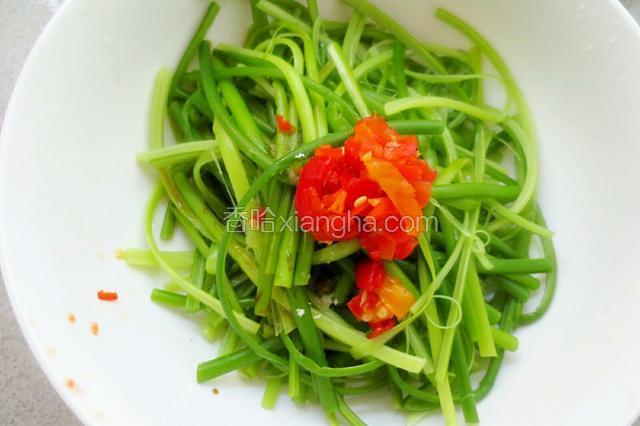 放入食盐，酱油，白醋，白糖，香油调味。