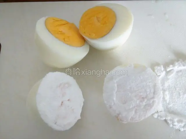 把鸡蛋切面粘淀粉