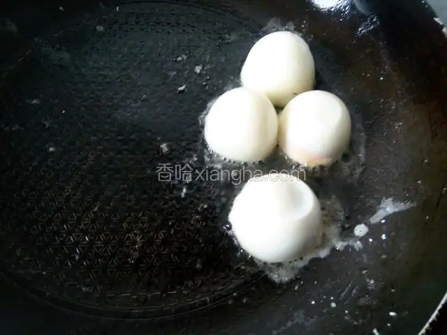 锅一点油，煎鸡蛋，防止蛋黄出来