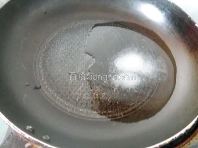 锅洗净，两勺白糖加适量清水