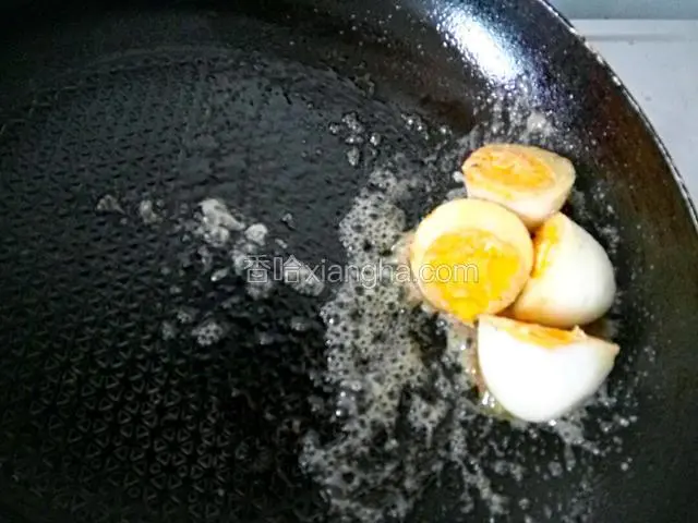 放入鸡蛋翻炒