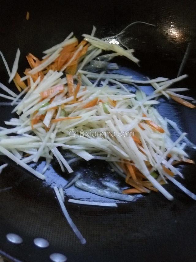 再放入土豆丝翻炒，加入适量盐，生抽，醋翻匀，