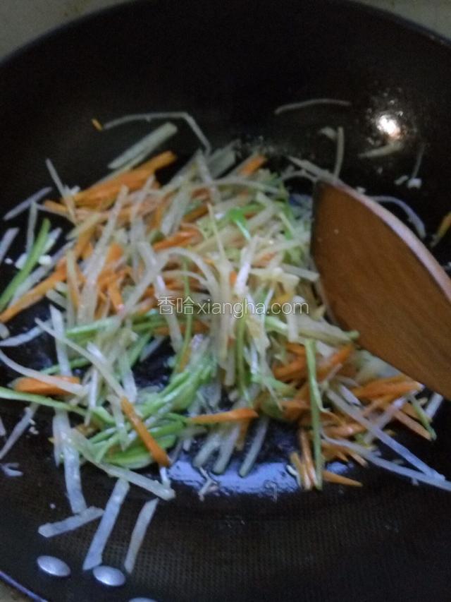 最后放入青椒丝翻炒入味至发软，加入蒜末，鸡精调味翻匀即可