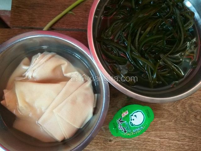 准备食材：豆腐皮、海带、浓汤宝、葱。