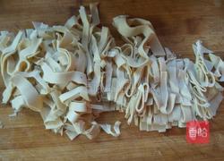 海带豆皮汤的做法图解2