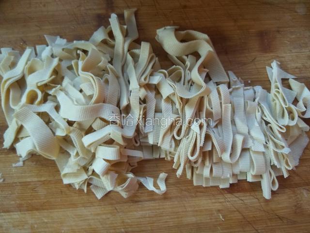 豆腐皮洗净，切成长条。