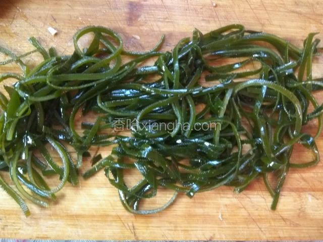 海带洗净切段。