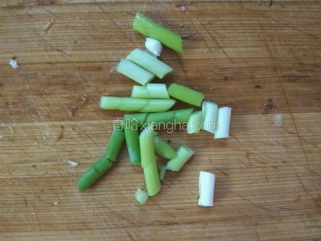 葱洗净切碎。