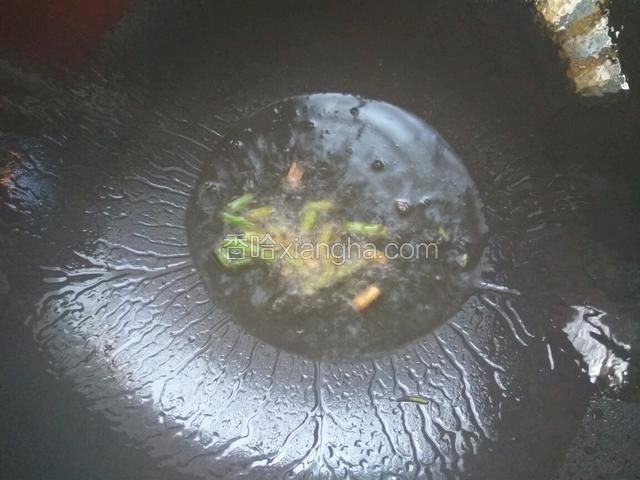 锅中放油烧热，葱花爆香。