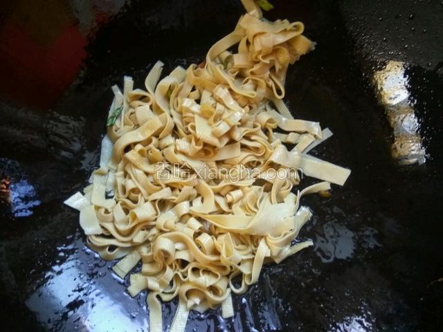 放入豆腐丝快速翻炒。