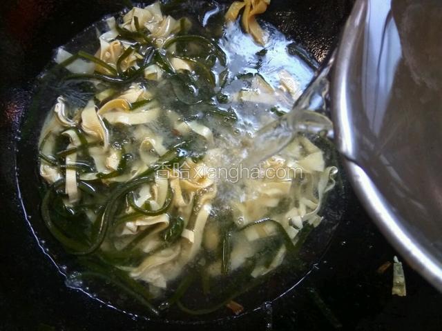 接着倒入半锅清水。