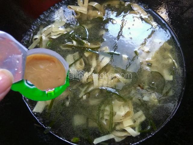 放入一盒浓汤宝调味。