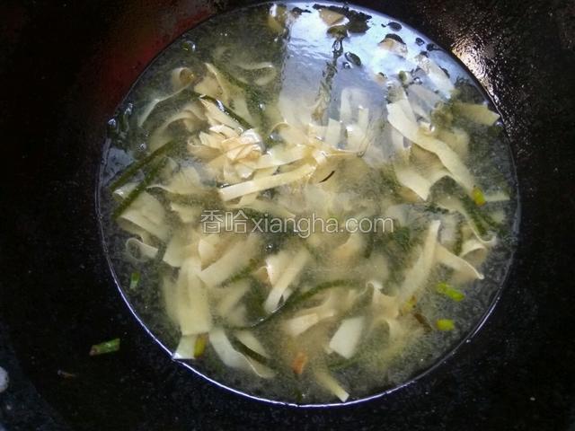 大火煮开，转中小火炖5分钟即可。