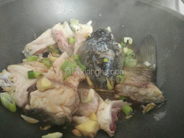 放葱姜花椒爆香味，要使葱姜到油里走出香味，放生抽陈醋炒出香味，倒料酒炒匀