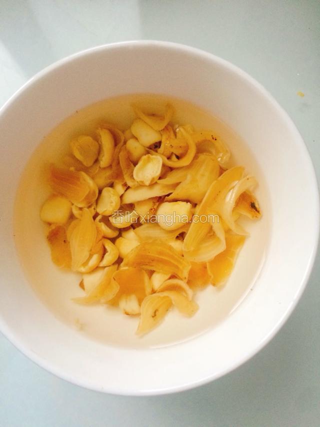莲子和干百合提前用水泡一个小时