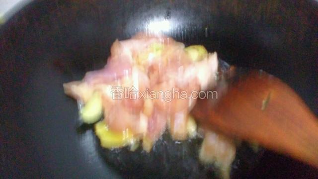将鸡肉放入锅中
