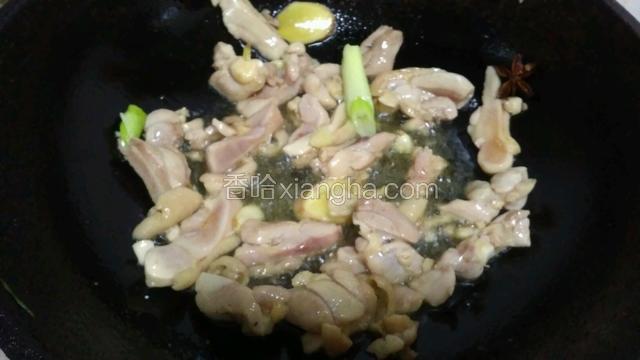进行翻炒