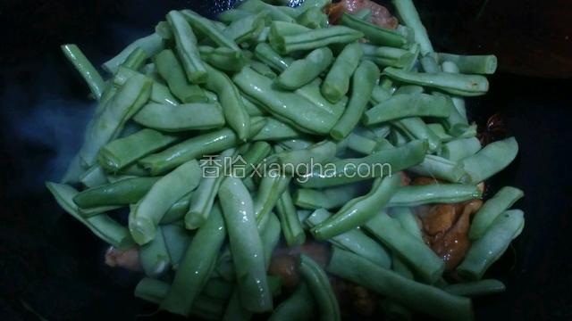 扁豆放入锅中