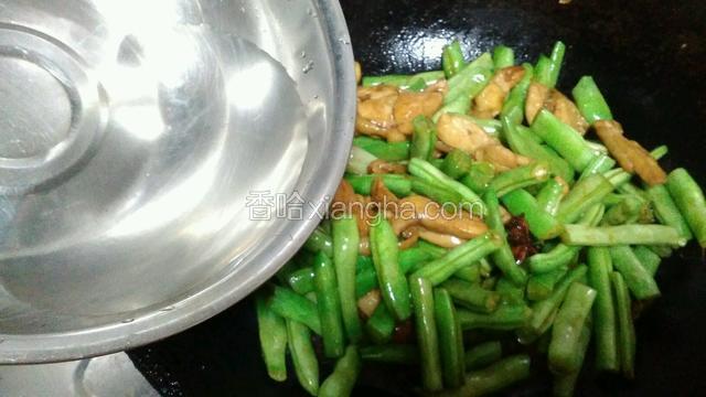 加入开水，水与豆角平就可以