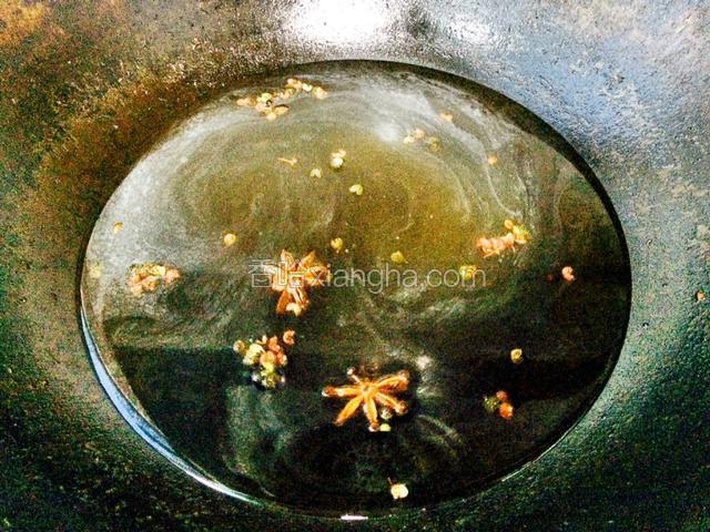 水开后放入酱油和盐继续煮。