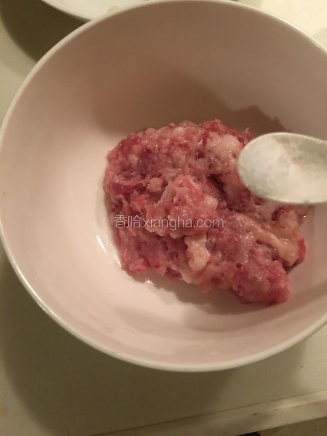 五花肉剁碎后，加入适量盐、油、、蚝油，腌拌均匀。