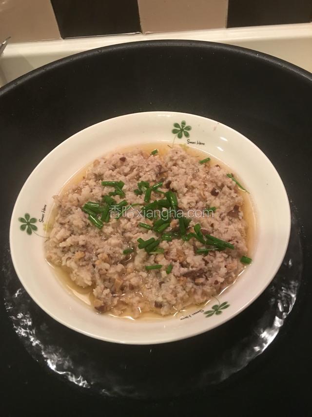 蒸好后，加入葱花。